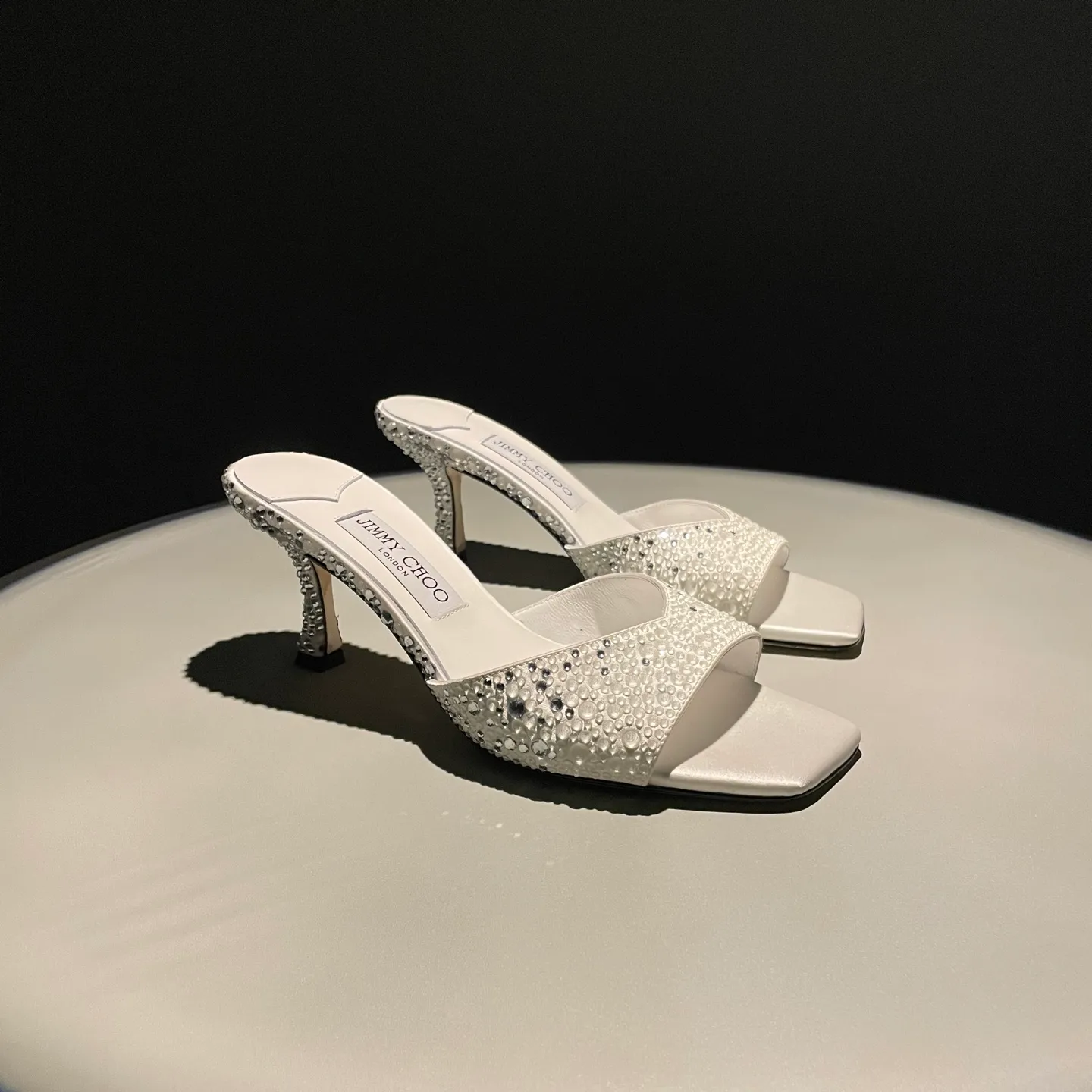 👟👟Ex-factory price 640👟👟 JIMMY CHOO A pair of high heels that can conquer all men👠Easy to wear and versatile, a must-have item for the annual meeting🥂Bilng Bilng is so beautiful that no one can breathe. Material: silk hot diamond gradient champagne color🍸Sheepskin lining Italian leather outsole 2 colors for sale: champagne white Size: 34-40 (41 42 43 (Customized)) Height 7cm, packed at the same time at the counter!